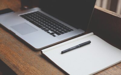 ¿Qué es el concepto de \hoisting\ en JavaScript y cómo afecta la ejecución de código?